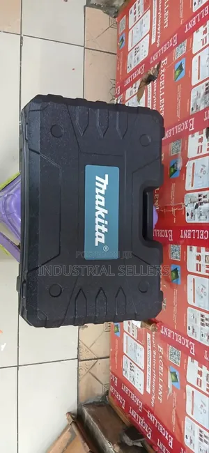 Makita Chain Saw Cordless 16"