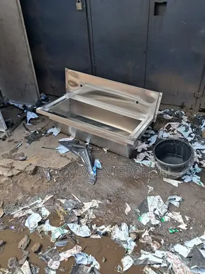 Stainless Steel Scrub Sink.
Robust and Hygienic