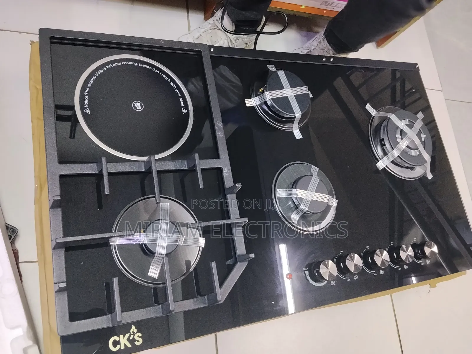 Ck's 4 Gas With 1 Electric Cooker With Wok