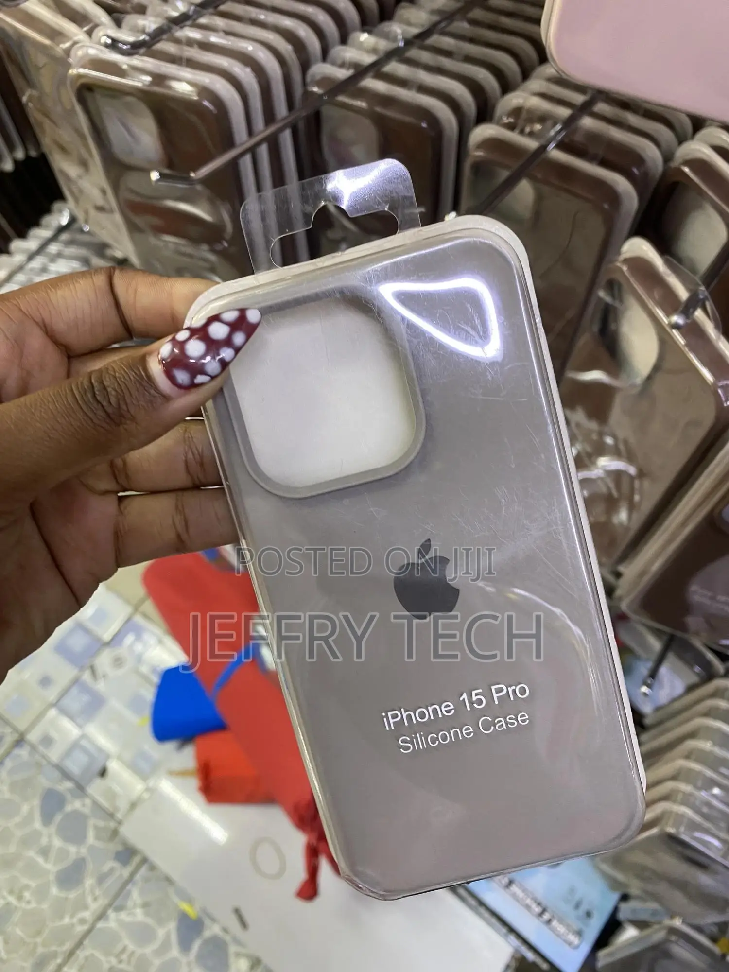 Destore iPhone 15 Pro Liquid Silicone Case With Soft Microfiber Lining