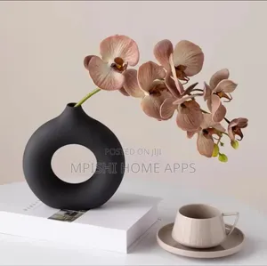 Doughnut-Shape Flower Vase