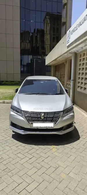 Toyota Premio 2018 Silver