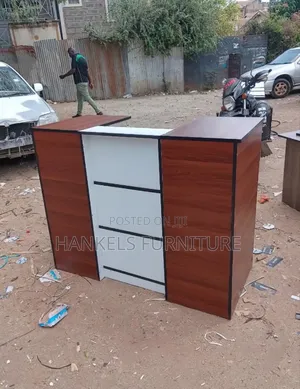 Modern Reception Desk – Elegant Professional Look