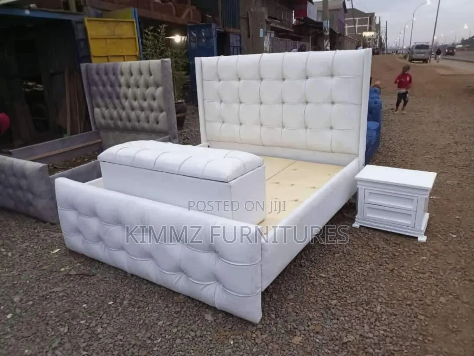 5x6 White Chester With Ottoman and Side Drawers