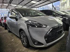 Toyota Sienta 1.5 Hybrid FWD 2019 Silver