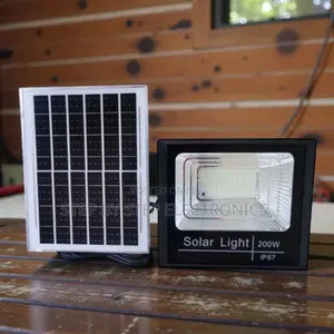 High Lumens 200w Solar Flood Light Ip67 Waterproof Longer Lifespan