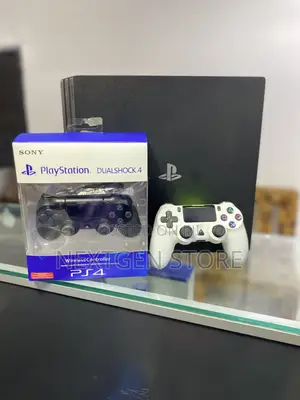 Play Station 4 Pro 1 Tb and 2 Controllers