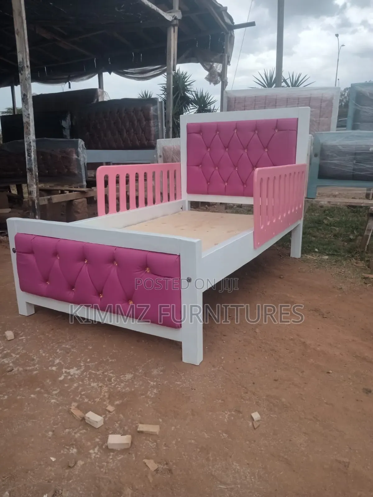 4x6 Tufted Mocket Bed With Fence
