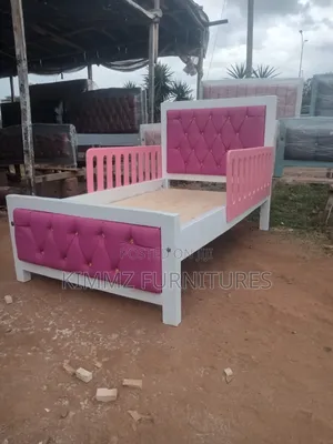 4x6 Tufted Mocket Bed With Fence
