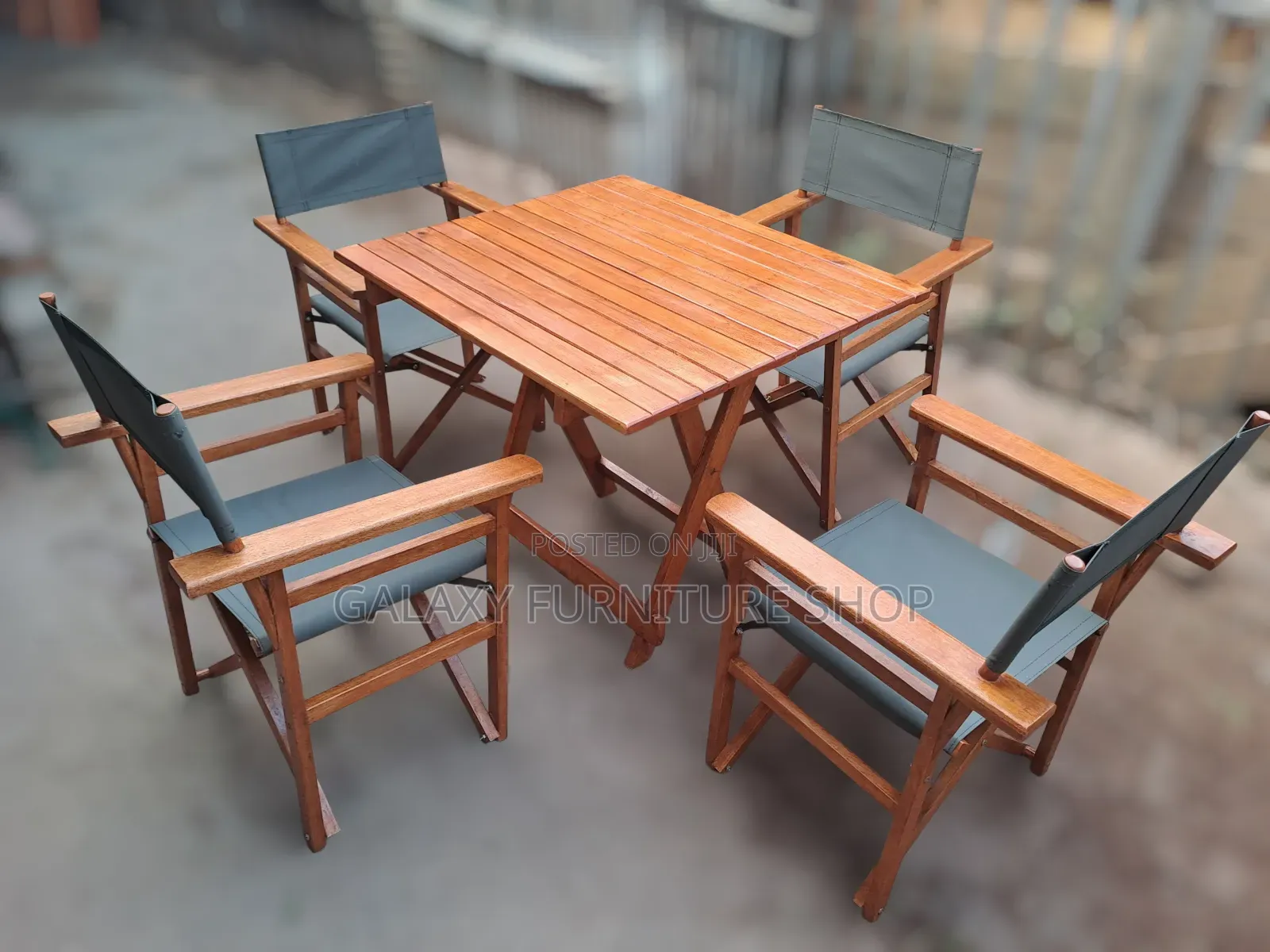 4 Foldable Chairs and Table