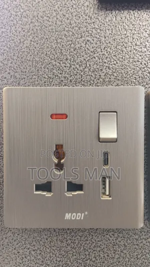 Domus 1 Gang Switched Universal Socket With 2 Usb Ports.