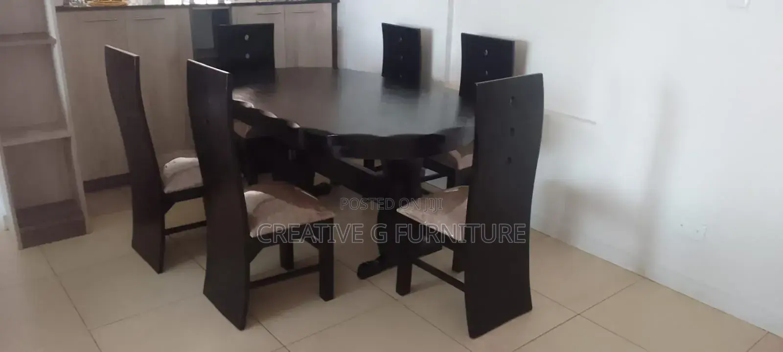 An Oval 6 Seater Dinning Set