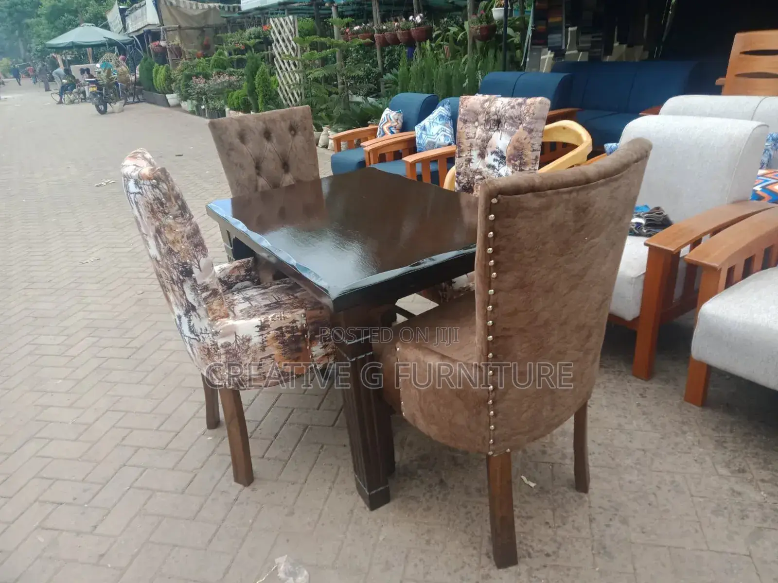 An Elegant 4 Seater Dinning Set