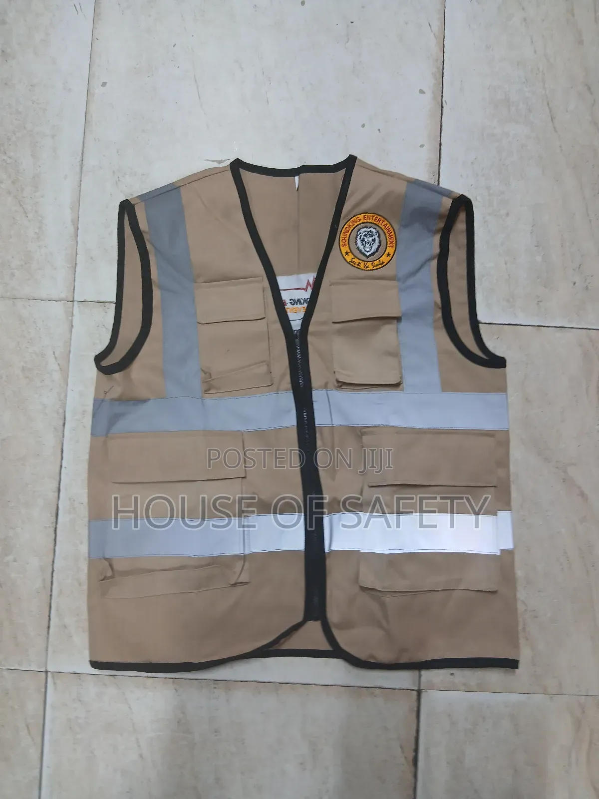 Fashiable Design for Carrying Essential Safari Jackets