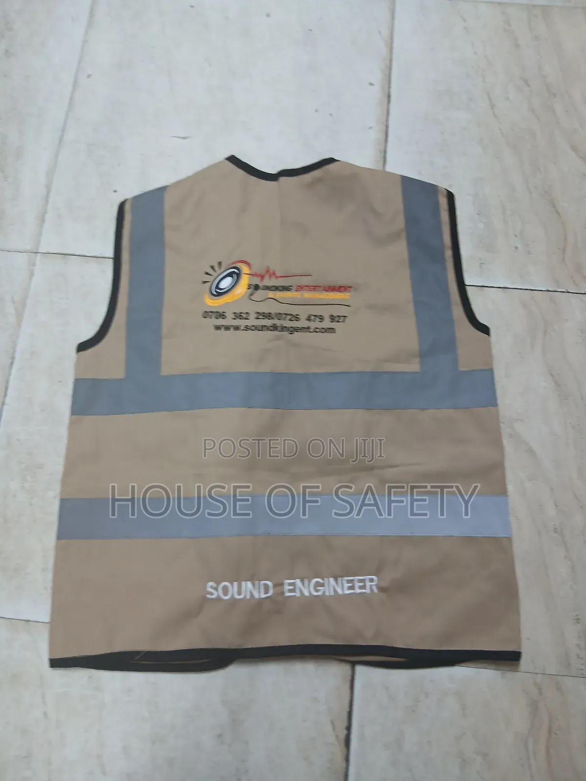 Fashiable Design for Carrying Essential Safari Jackets