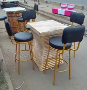 High Table Made From Pallets With 4 Matching Stools.