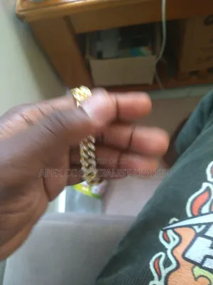 Hand Gold Iced Chain