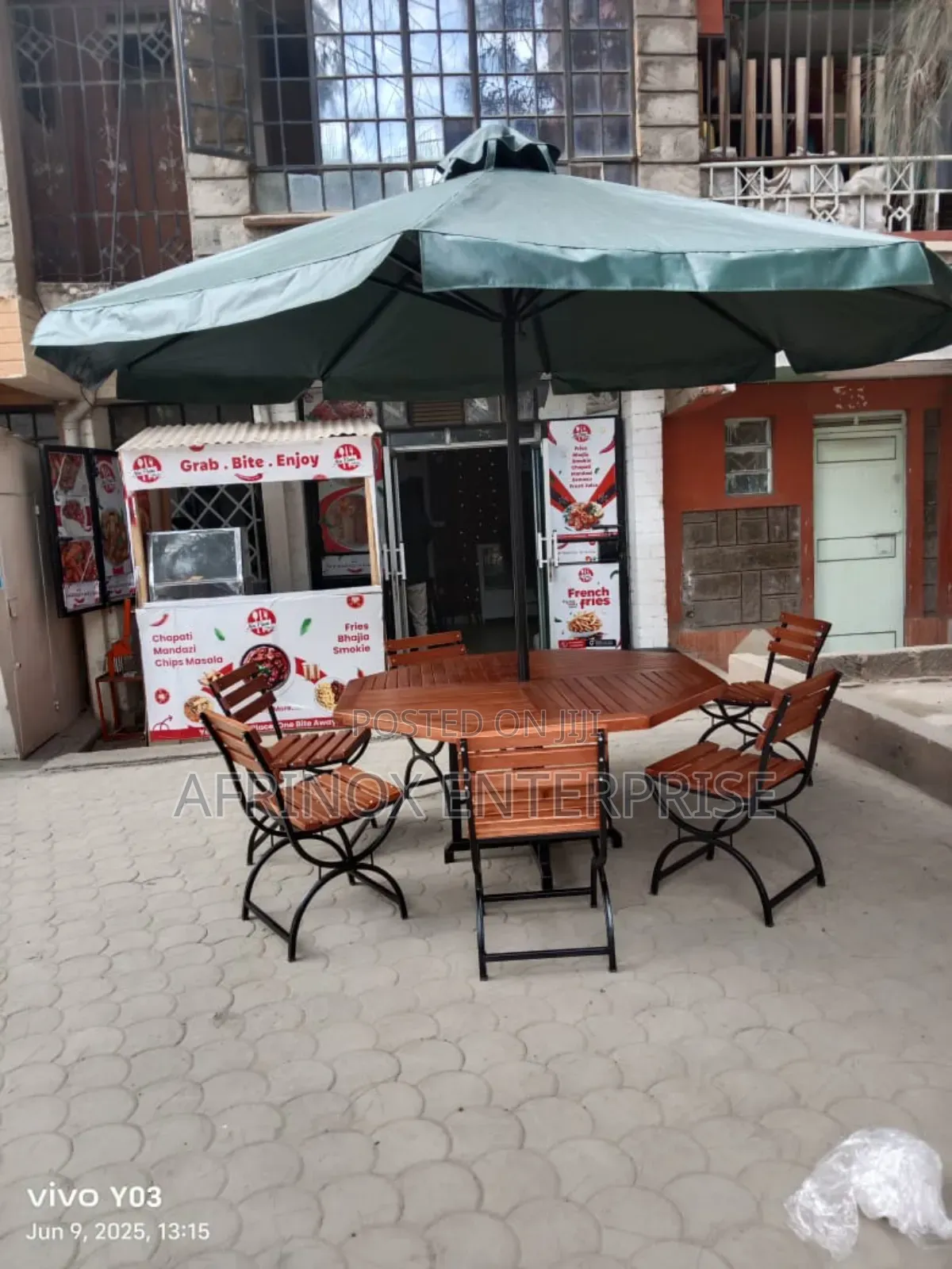 Outdoor Umbrella Set – Comes With 6 Chairs