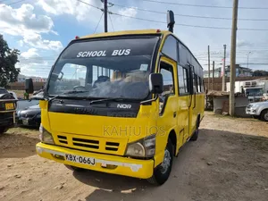 Isuzu NQR 2013 Yellow