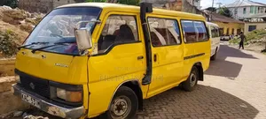 Nissan Caravan (Urvan) 1994 Yellow