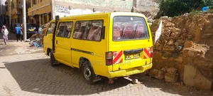 Nissan Caravan (Urvan) 1994 Yellow