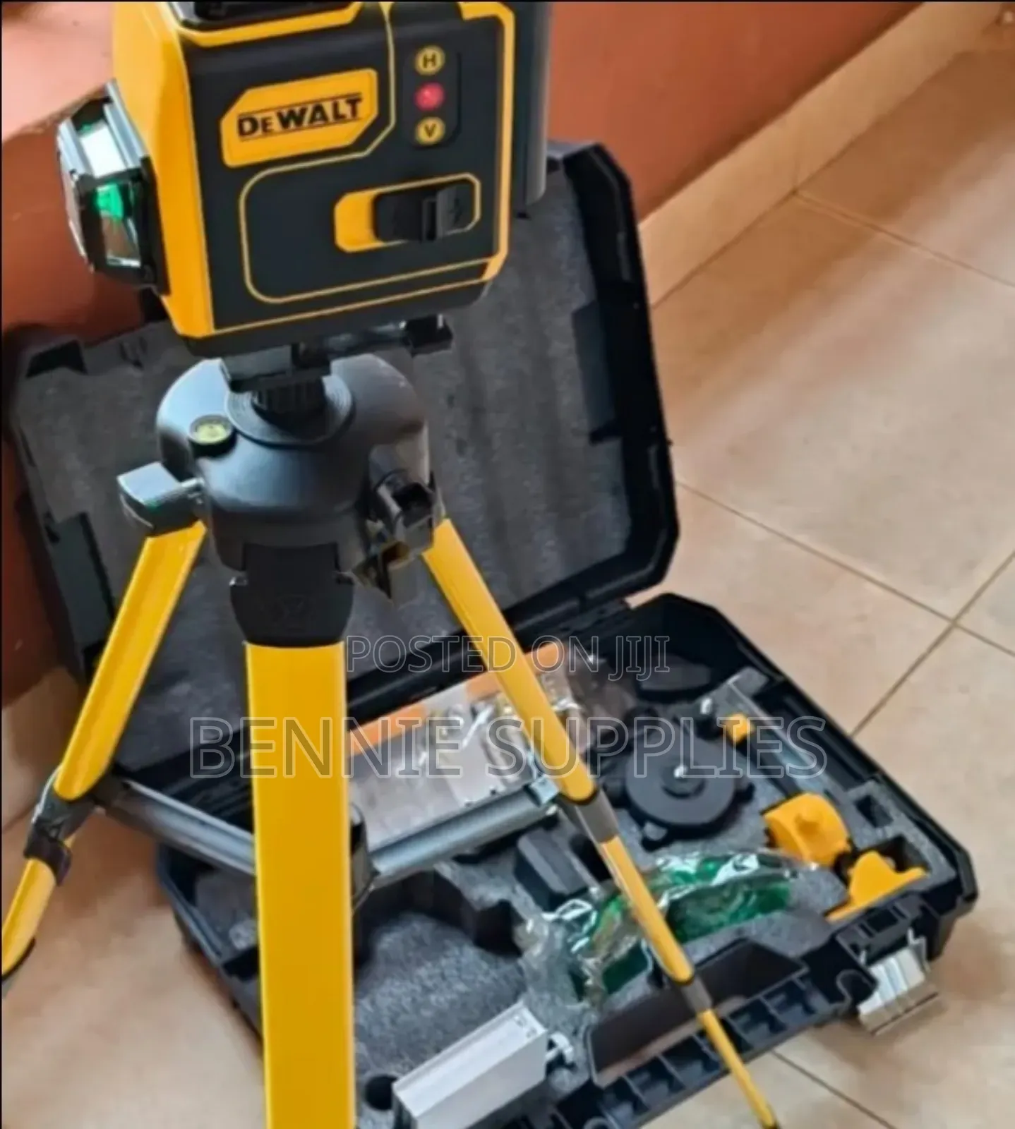 2 Batteries Dewalt Laser Level Machine/ Laser Level Machine