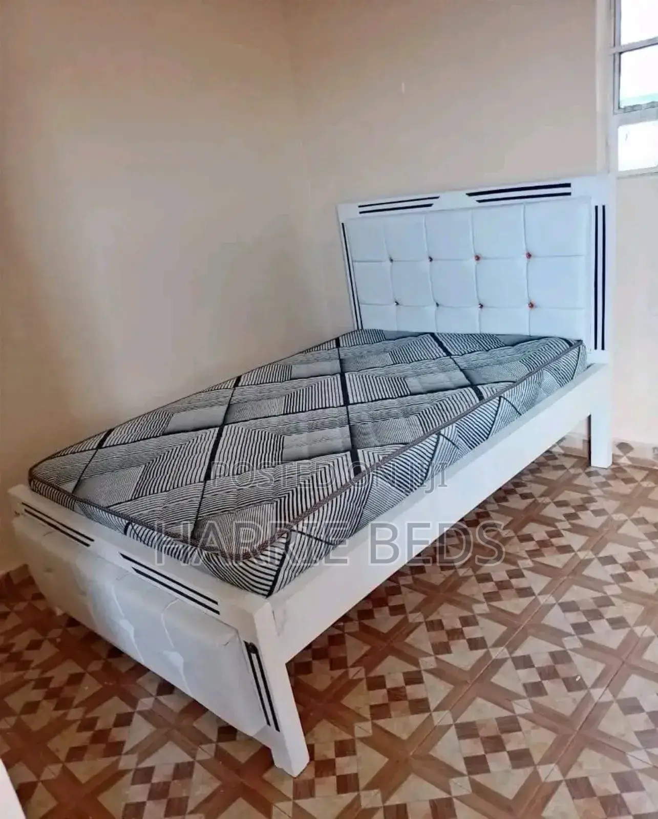 White Mocket Bed With Square Pattern (4by 6)