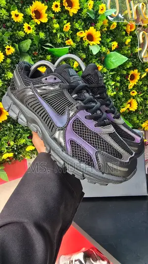 Nike Zoom Vomero 5 Sneaker in a Black Colorway Size 38-45