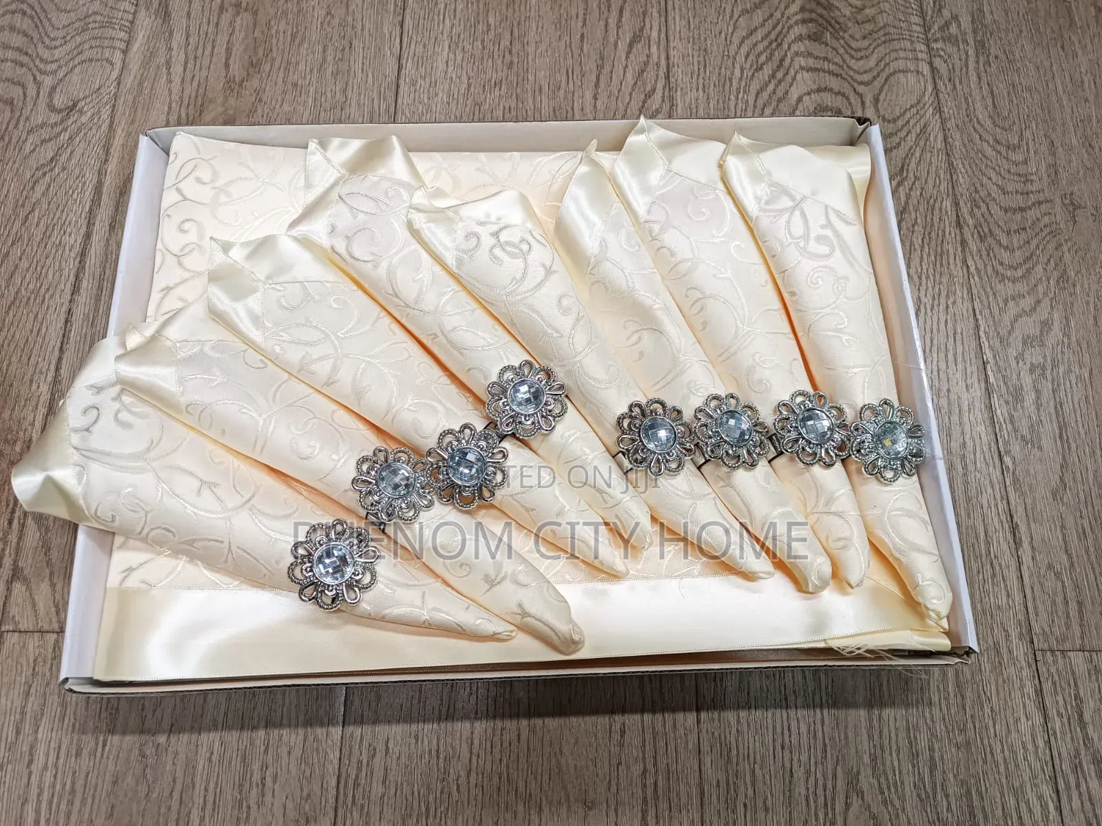 Table Cloth With 8 Napkins