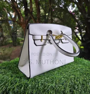 Textured Birkin Bag With an Adjustable Strap and Button Closure.
