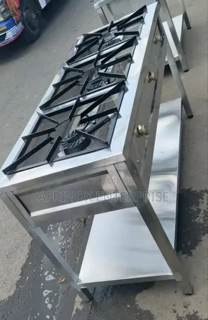 Top-Class 3-Burner Gas Cooker for Professional Home Kitchens 