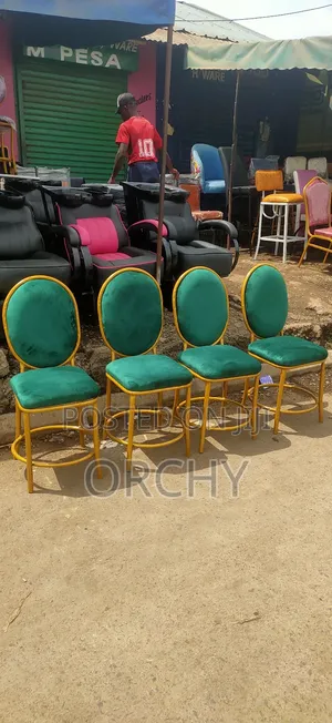 Oval Shaped Manicure Service Seats