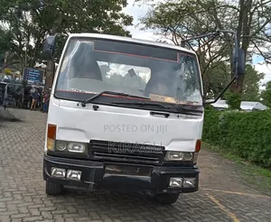 Mitsubishi Fuso Fighter 2004 White