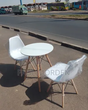 Wooden Legs Round Dining Table With Eames Chair White