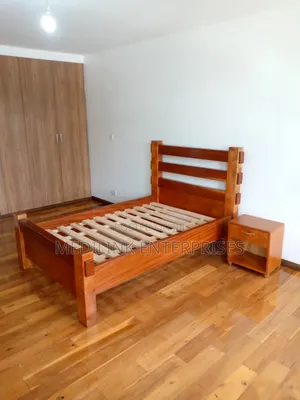 Umbo Vanish Mahogany Bed With a Side Table