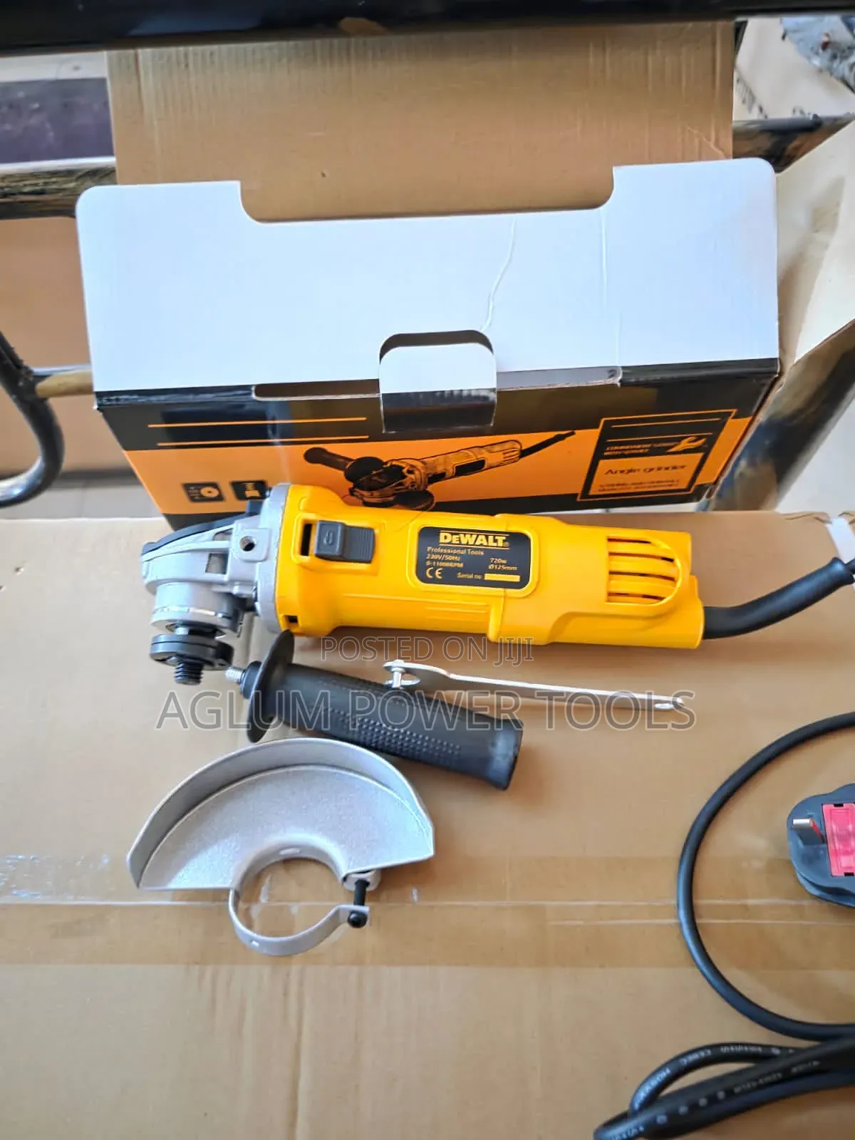 Professional Angle Grinder 720w Dewalt 4.5'