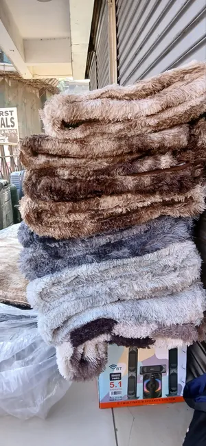 Synthetic Woolen Feel Patched Shaggy Carpet