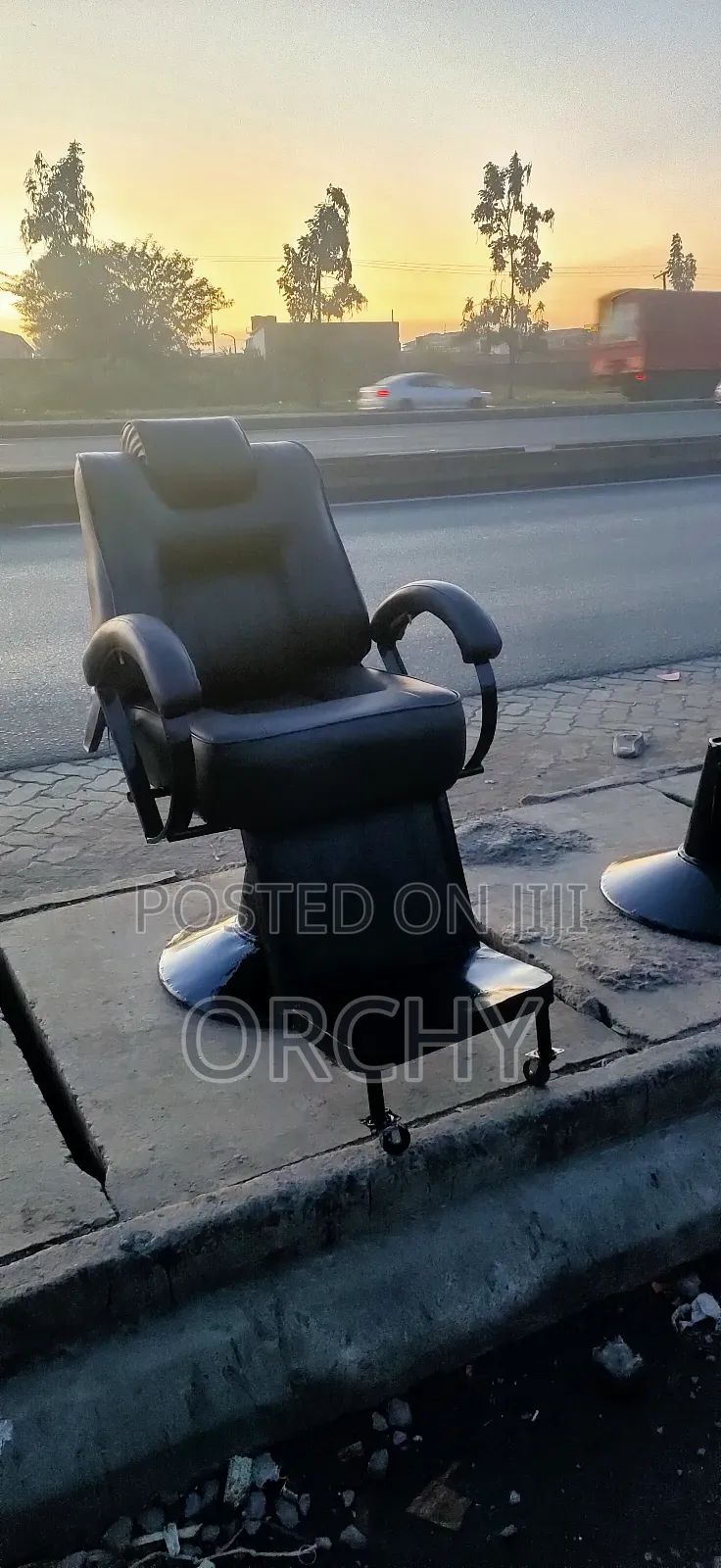 Open Arm Kinyozi Chair