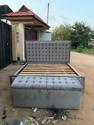 Chester Bed in Tufted Buttons With a Storage Box 5x6