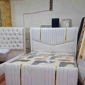 5x6 Luxury White Chester Bed - Gold Accent Trim
