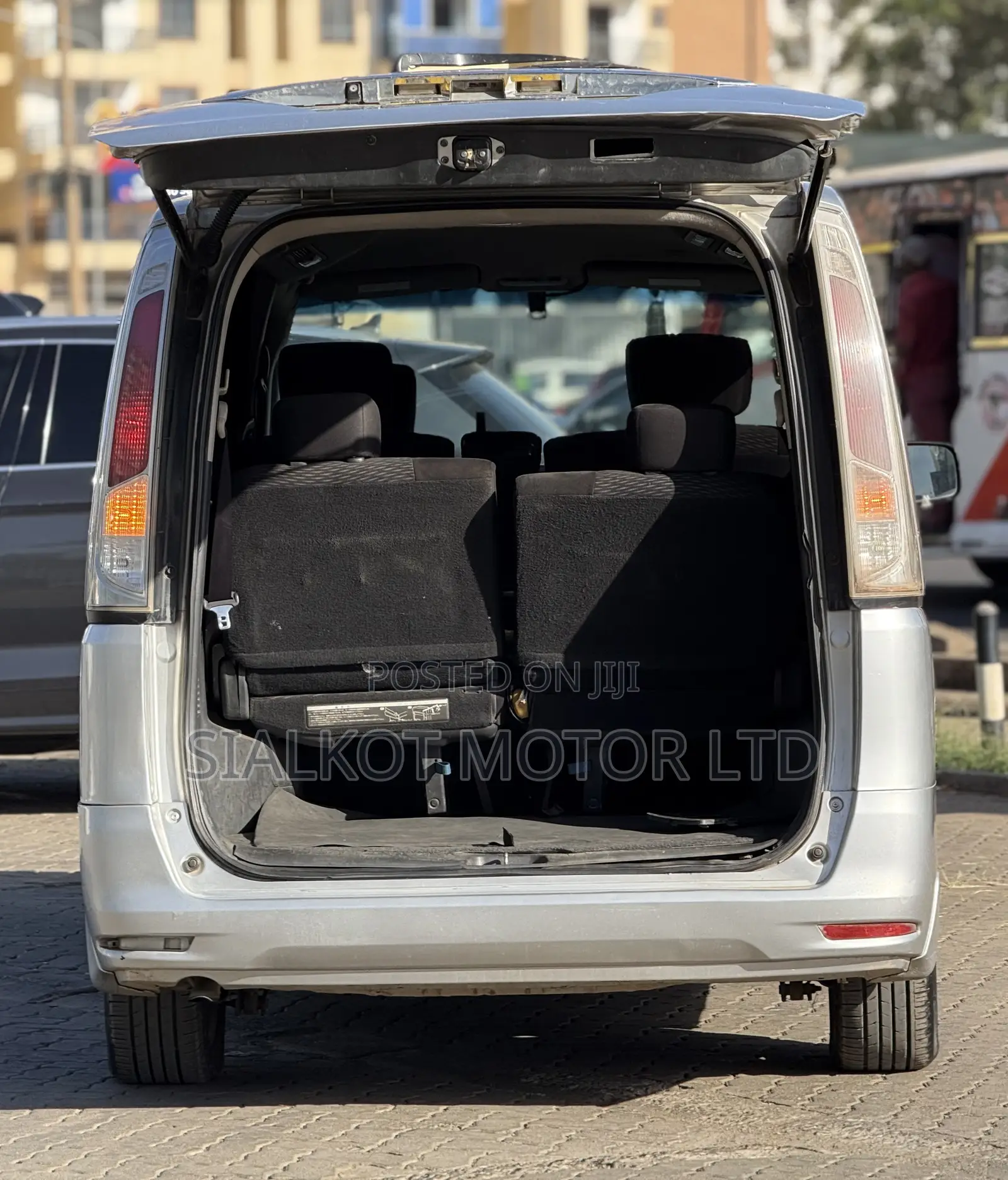 Nissan Serena 2011 Silver