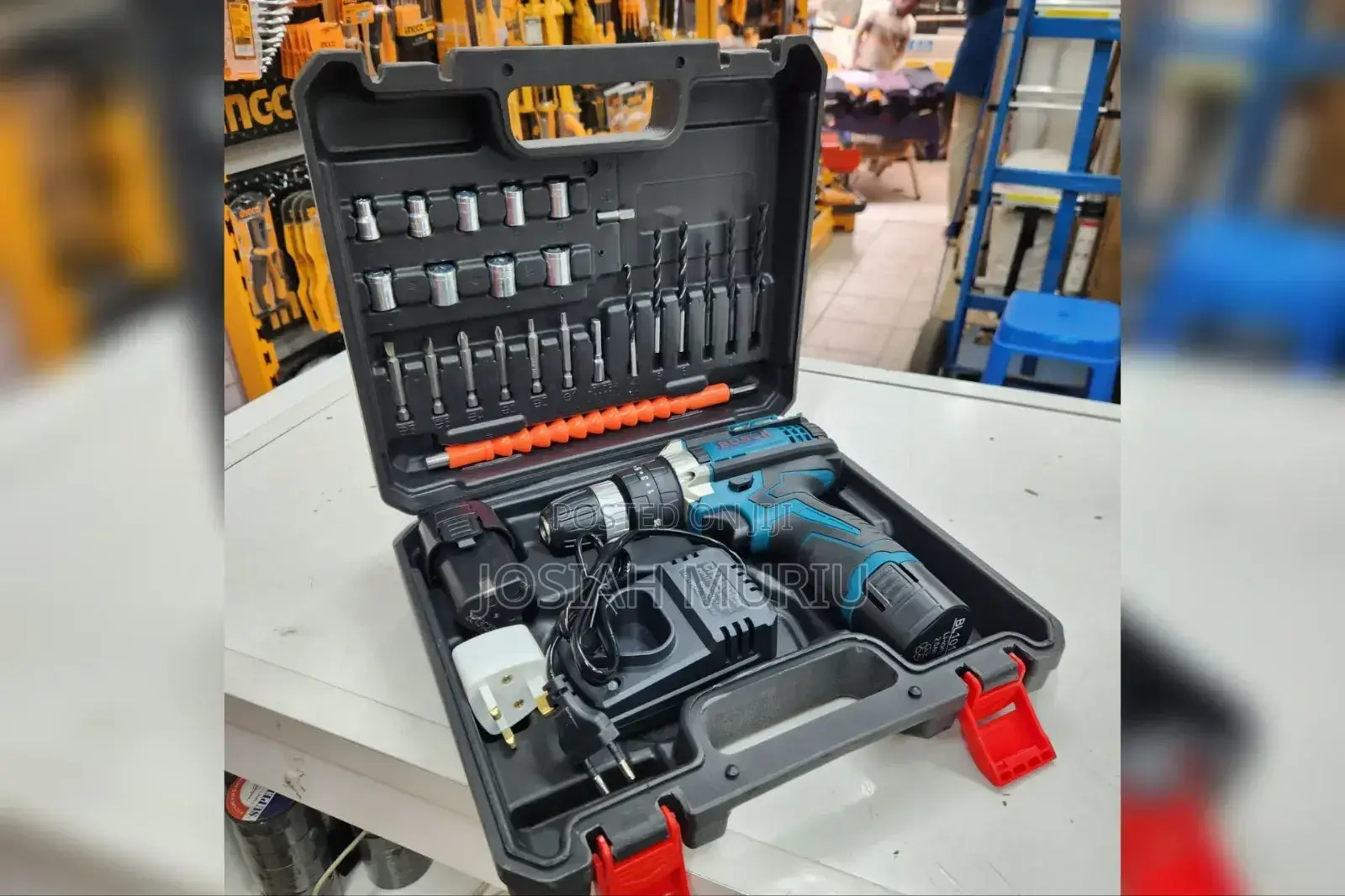 Bosch 21v Cordless Drill 2 Batteries and Accessories