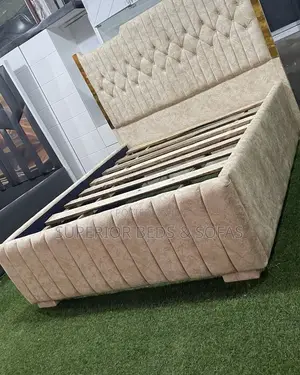 5x6 Elegantly Tufted Contemporary Chester Bed