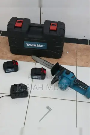 Makita 12" Cordless Chainsaw Kit.