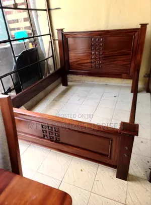 Mahogany Light Walnut Queen Sized Beds