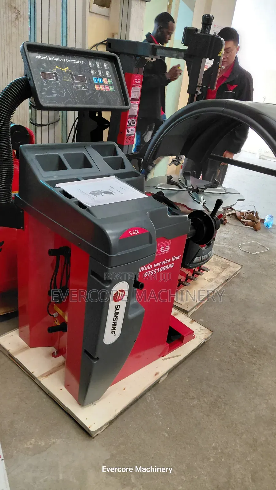 Commercial Wheel Balancer Machine With Computer System.