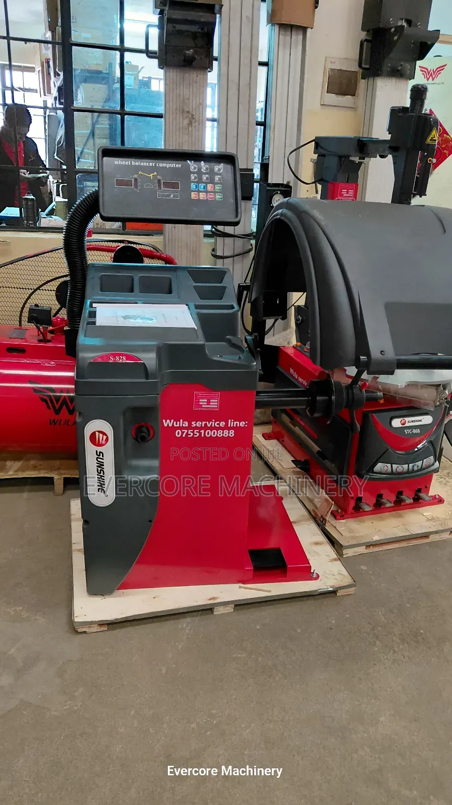 Commercial Wheel Balancer Machine With Computer System.