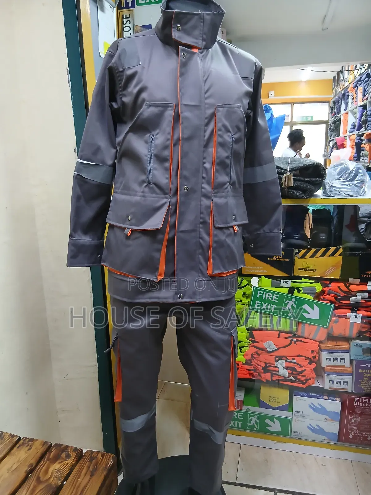 Breathable 4 Spacious Pockets Suits