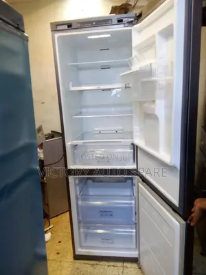 Clean Bottom Freezer Refrigerator (Samsung)
