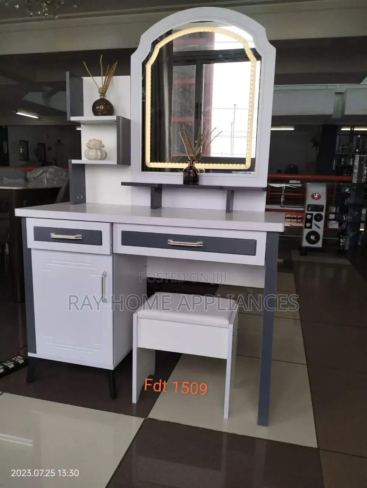 Executive Big Dressing Table With Sliding Mirror